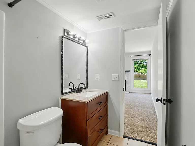 2413 Hoffman St — Photo 32