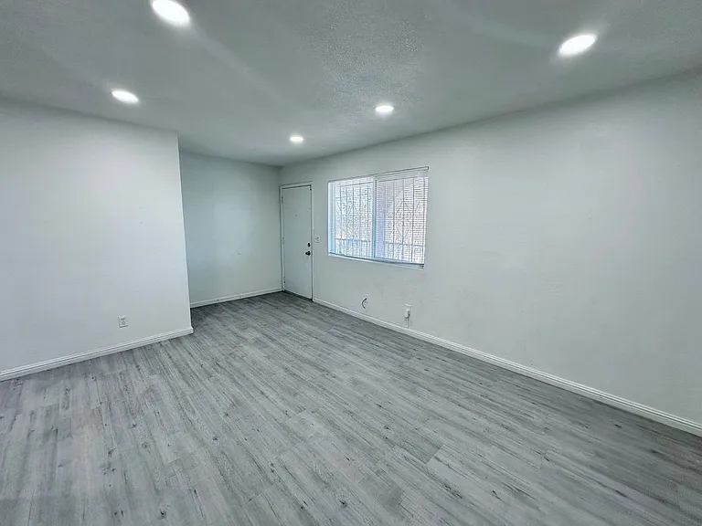 4225 Stewart Ave — Photo 4
