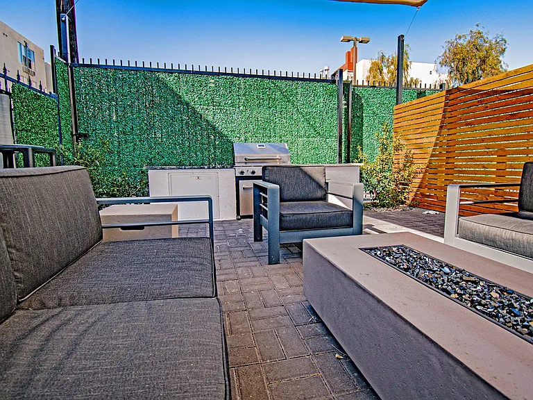 DLUX Lofts - Modern Downtown Studios — Photo 78