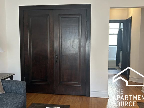3rd image of 1913 W Larchmont Ave APT 3A