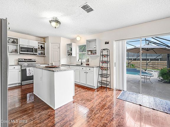 4th image of 2201 San Filippo Dr SE