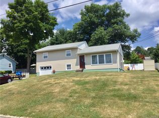 16 Birchwood Dr, New Windsor, NY 12553