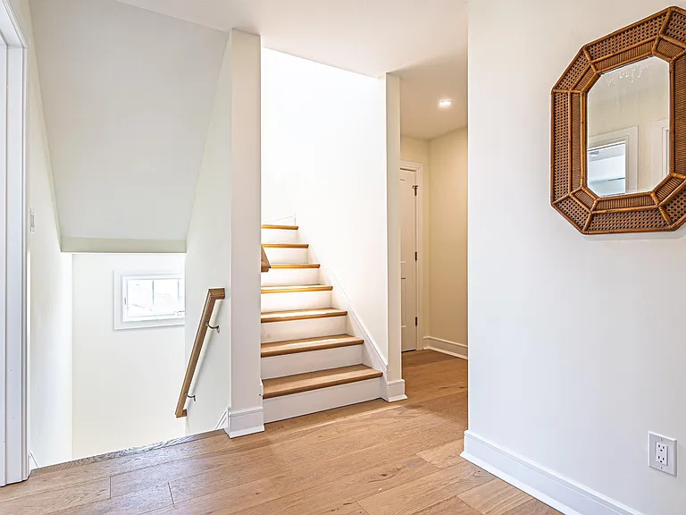 111 N Belmont — Photo 27