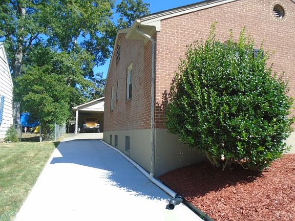 3rd image of 275 Oakwood Cir