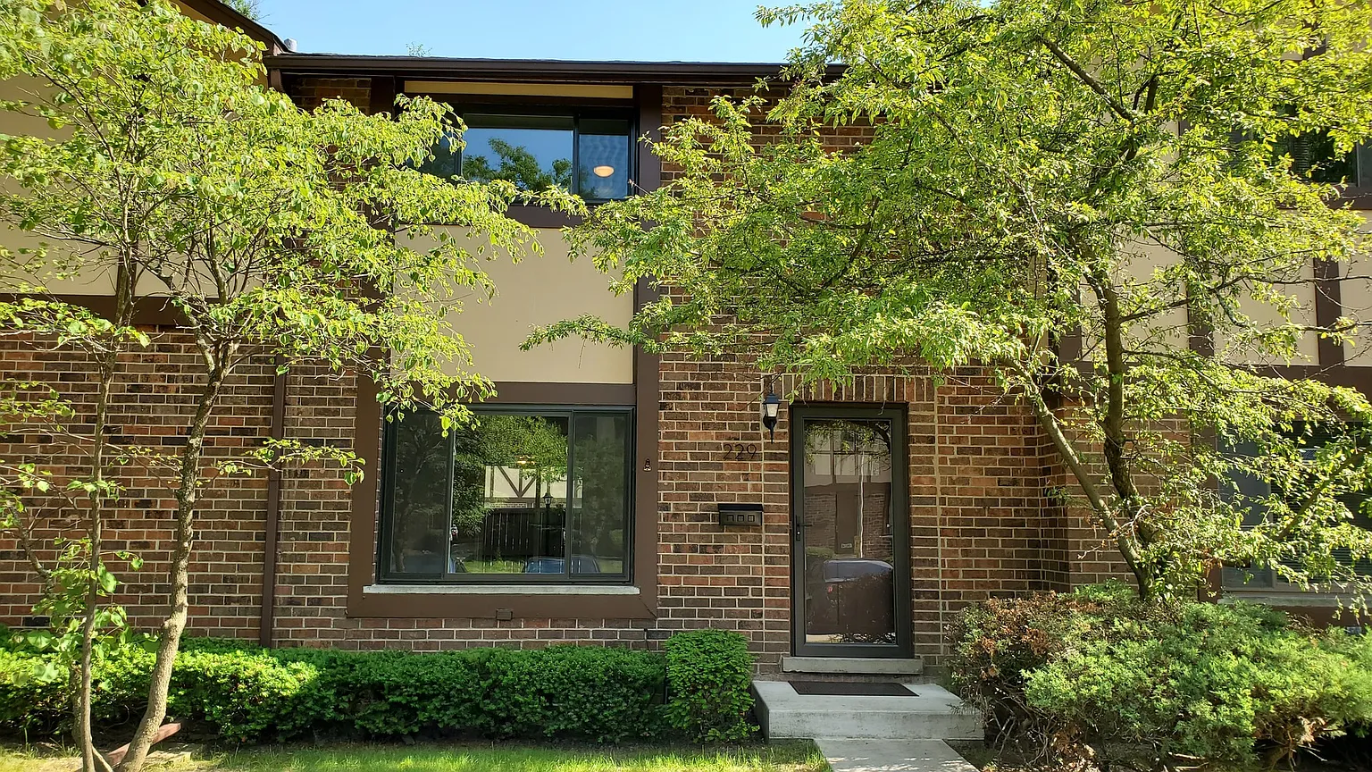 18W229 Lowell Ln photo 1