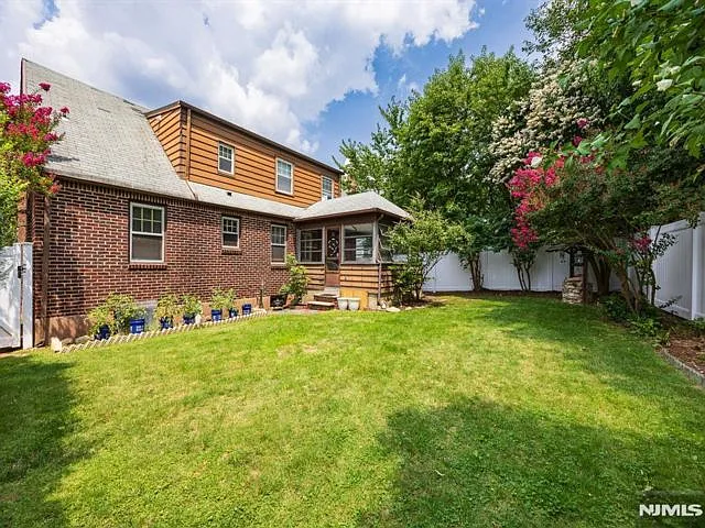249 Carmita Ave — Photo 18