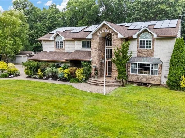 4 Parkview Court, Farmingdale, NY 11735