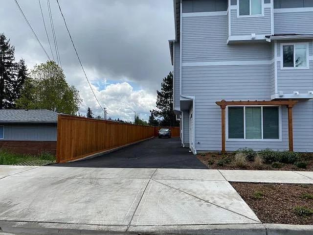 1504 Kirkland Ave NE — Photo 4