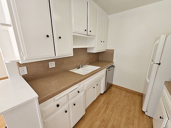 5th image of 915 N Ogden Dr