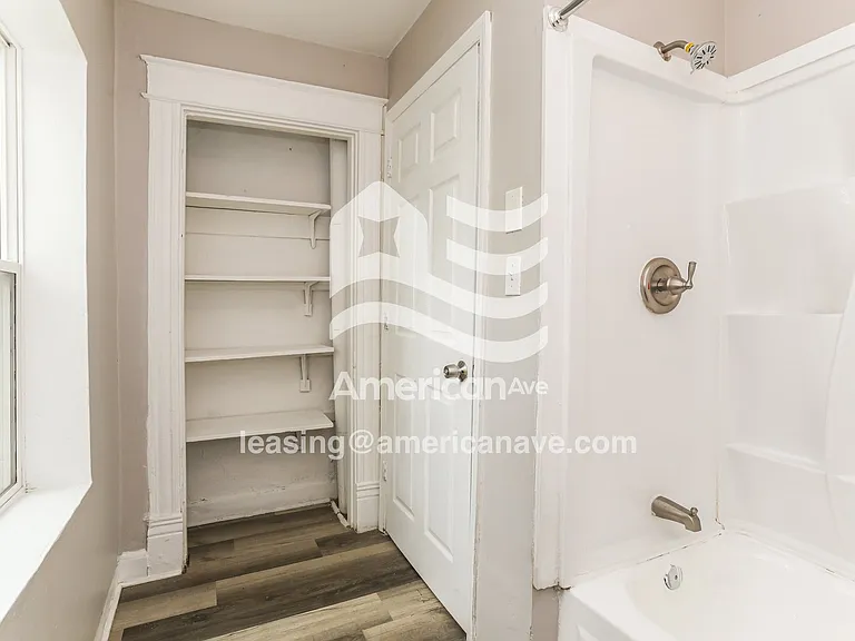 216295_008_main_bathroom_9.jpg