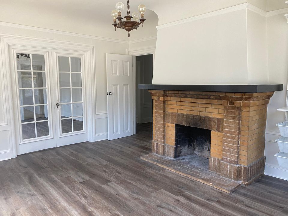 Can make this room to a Parlor/Bedroom 3/Office. Non-working Fireplace.