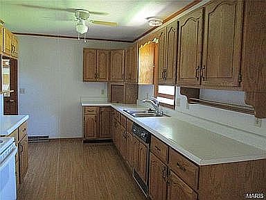 4th image of 910 Sloan Ave