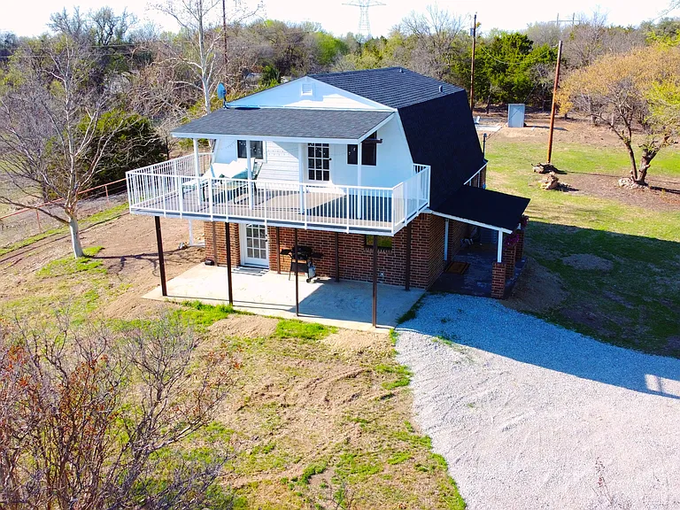1353 Friendship Rd — Photo 2