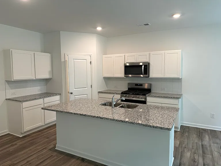 2058 Boxwood Cir — Photo 9