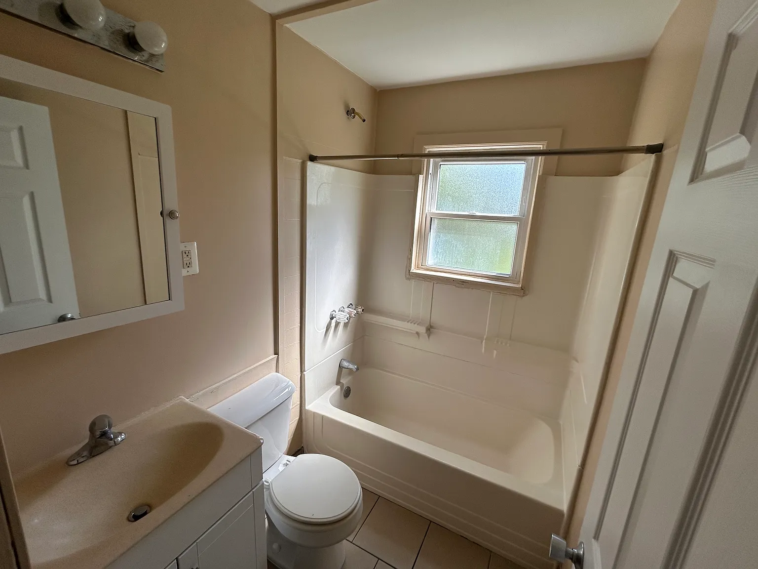 2 bed, 696 sqft, $1,200 — Photo 2