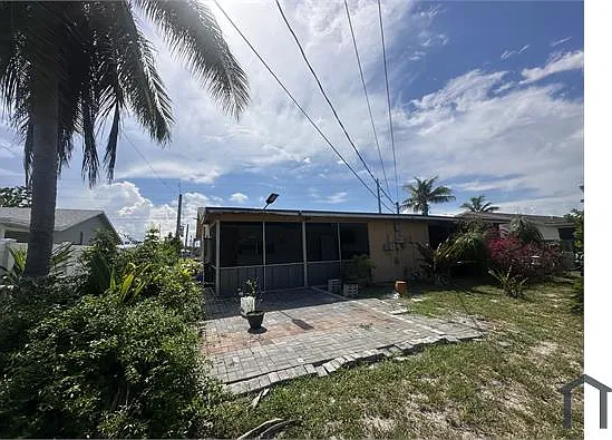 2824 N Dixie Hwy — Photo 1
