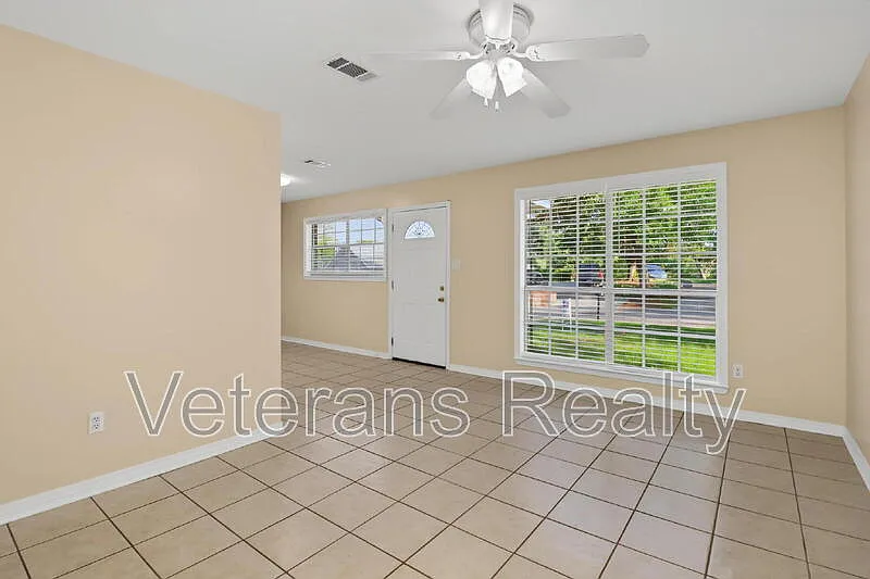 3 bed, 2.0 bath, 1092 sqft, $1,400 — Photo 4