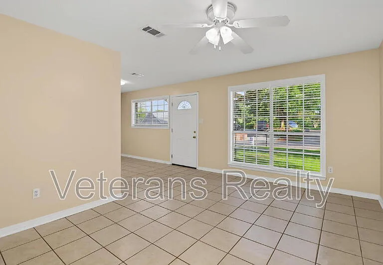 1285 Kensington Dr — Photo 4