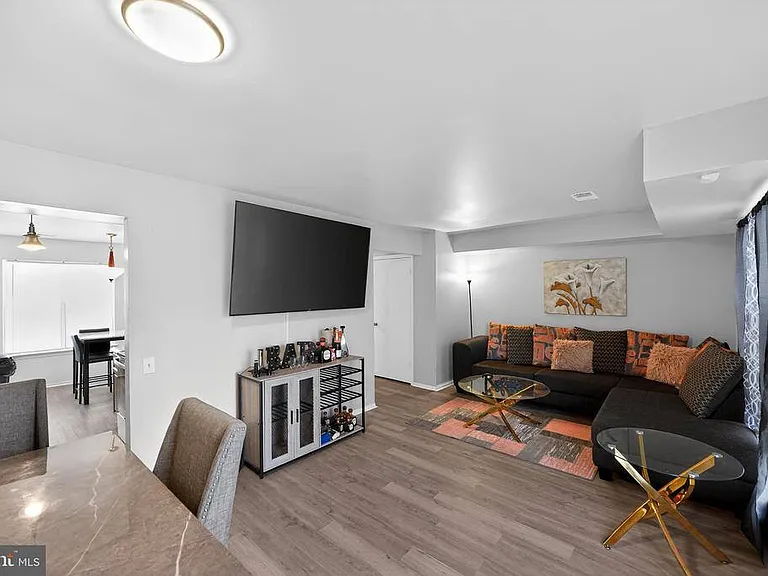 2523 Robinson Pl — Photo 22