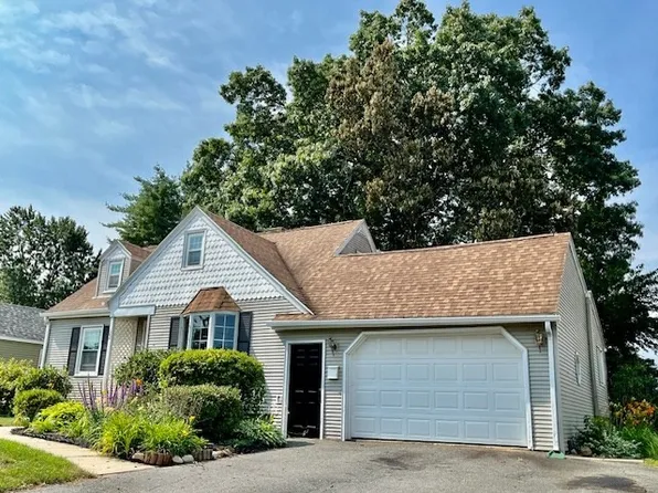 22 Hillcrest St, Chicopee, MA 01020