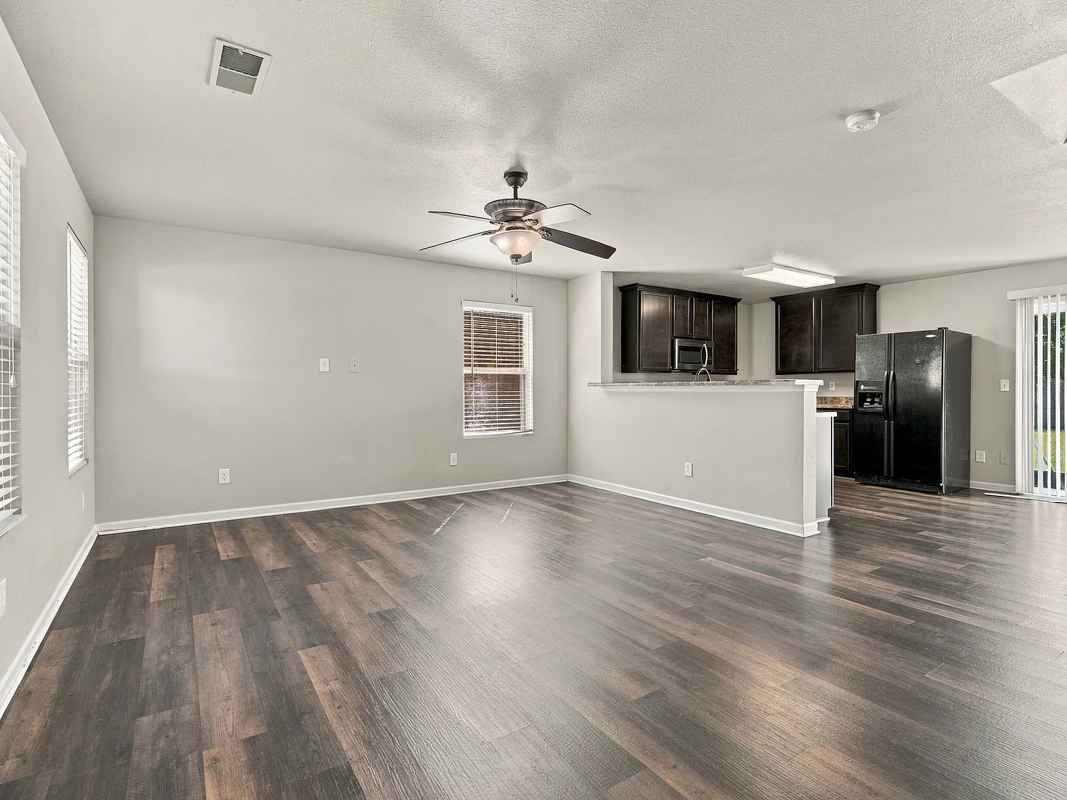 3 bed, 2223 sqft, $1,850 — Photo 2