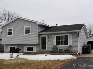 1755 Lakesview Dr, Oxford, MI 48371