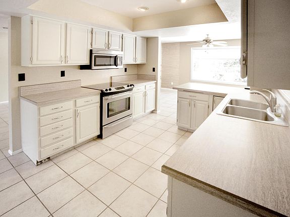 4th image of 3607 E Columbine Dr