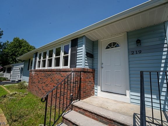 5th image of 219 Haroldson Pl