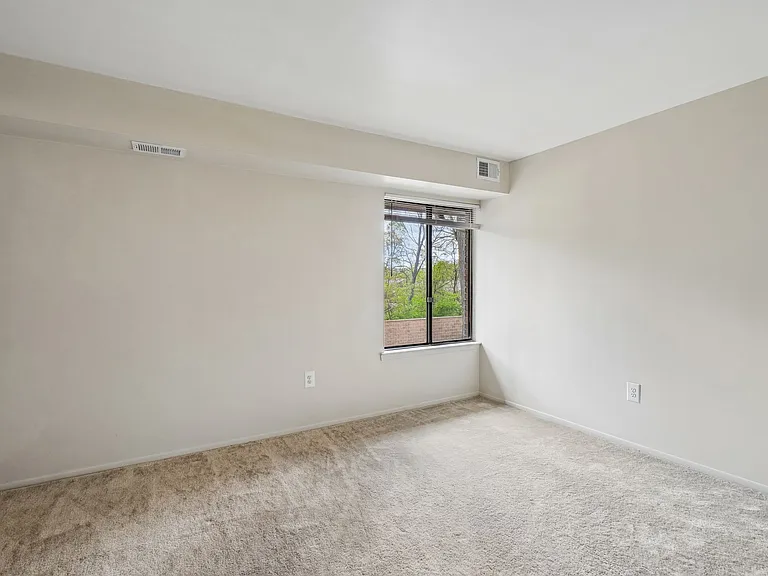 Pointe West Apartments — Photo 53