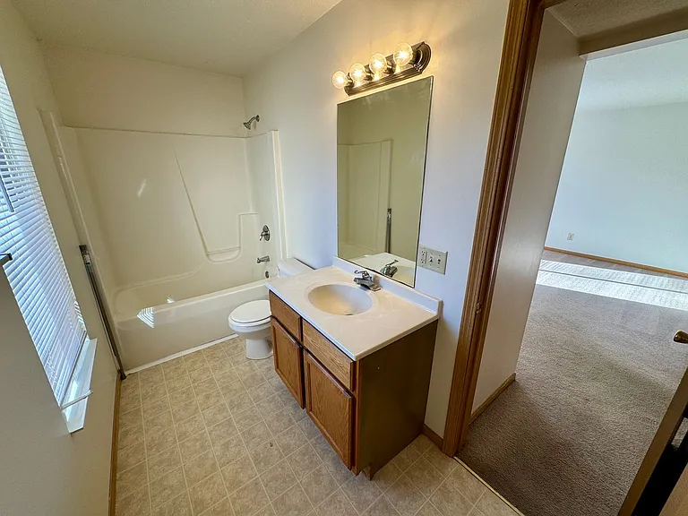 Lakeland Villa Apartments — Photo 48