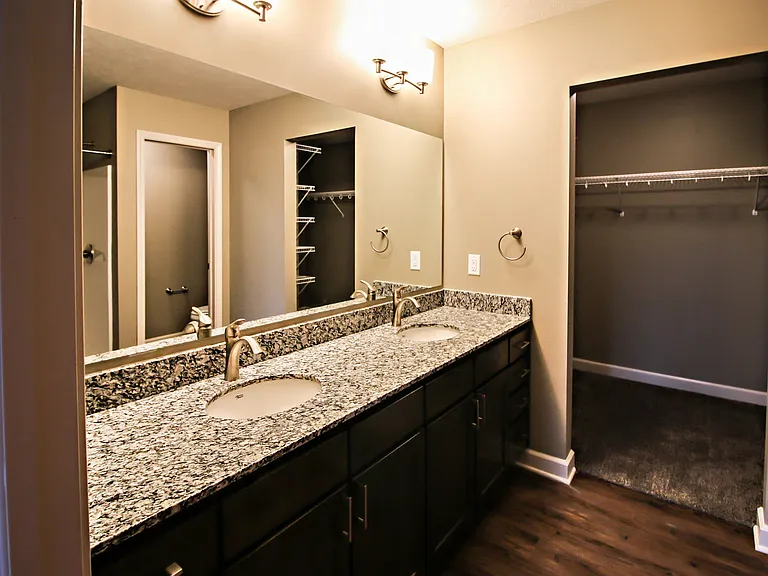 Summit Falls Apartments & Townhomes — Photo 40