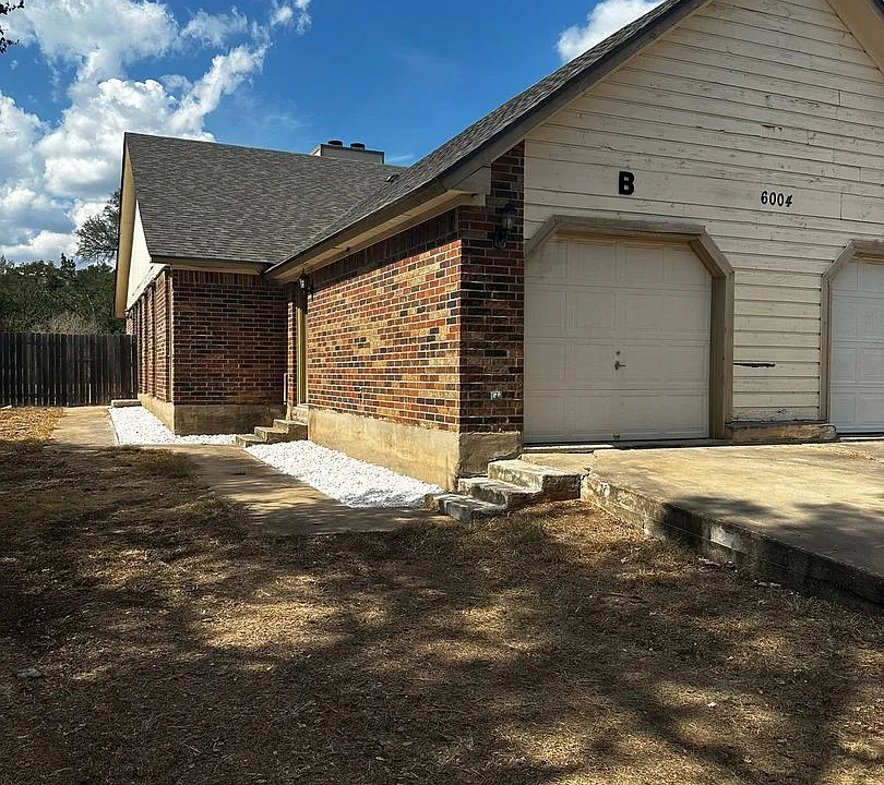 6004 Parkwood Dr