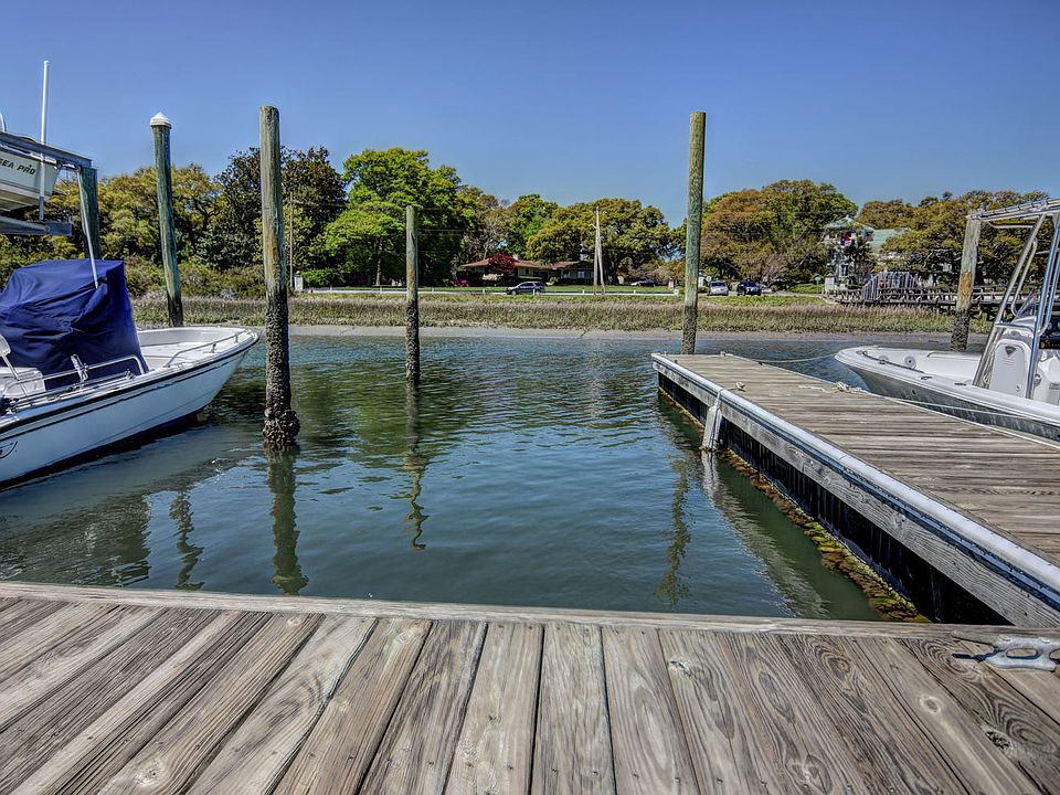 32 ft. boat slip with lift
