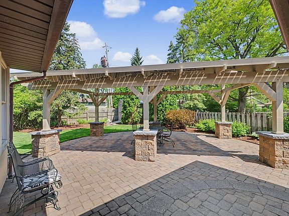 4th image of 1406 Maywood Dr