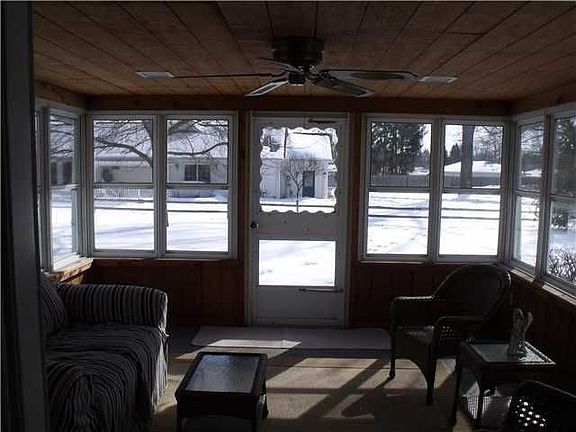 3rd image of 19 Hawthorne Dr