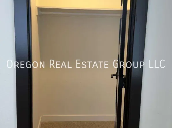 16720 SE River Rd #B, Portland, OR 97267