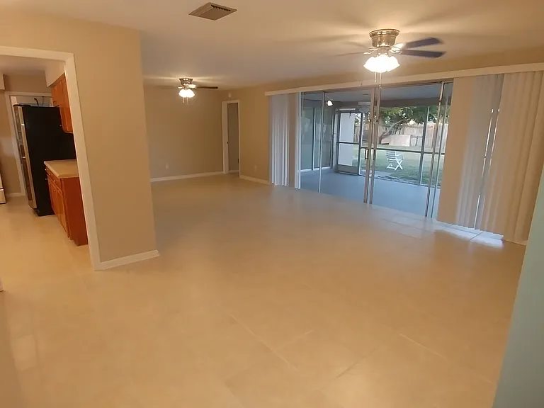 Huge liv. rm.