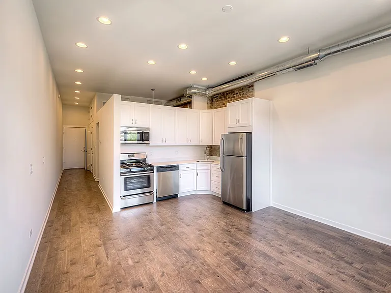 1532 W Chicago Ave — Photo 1