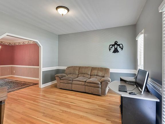 3rd image of 321 Tynsdale Dr