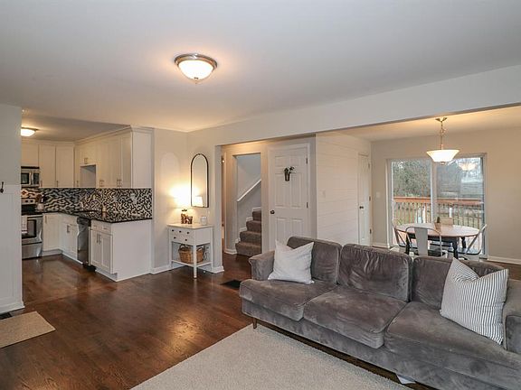 4th image of 319 Glenroy Ave