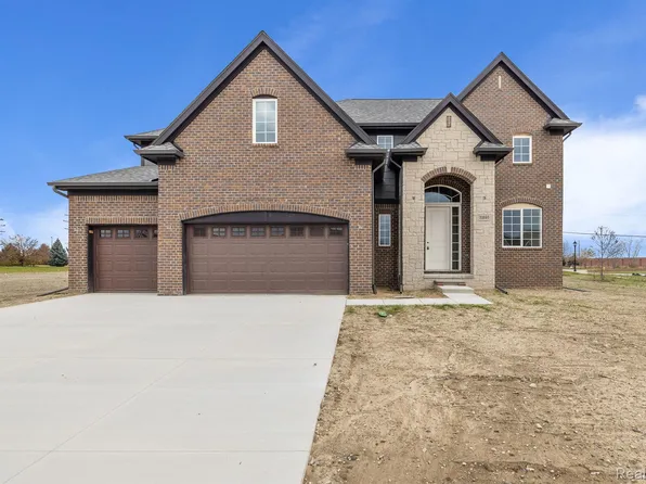 51660 Creek View Dr, New Baltimore, MI 48051