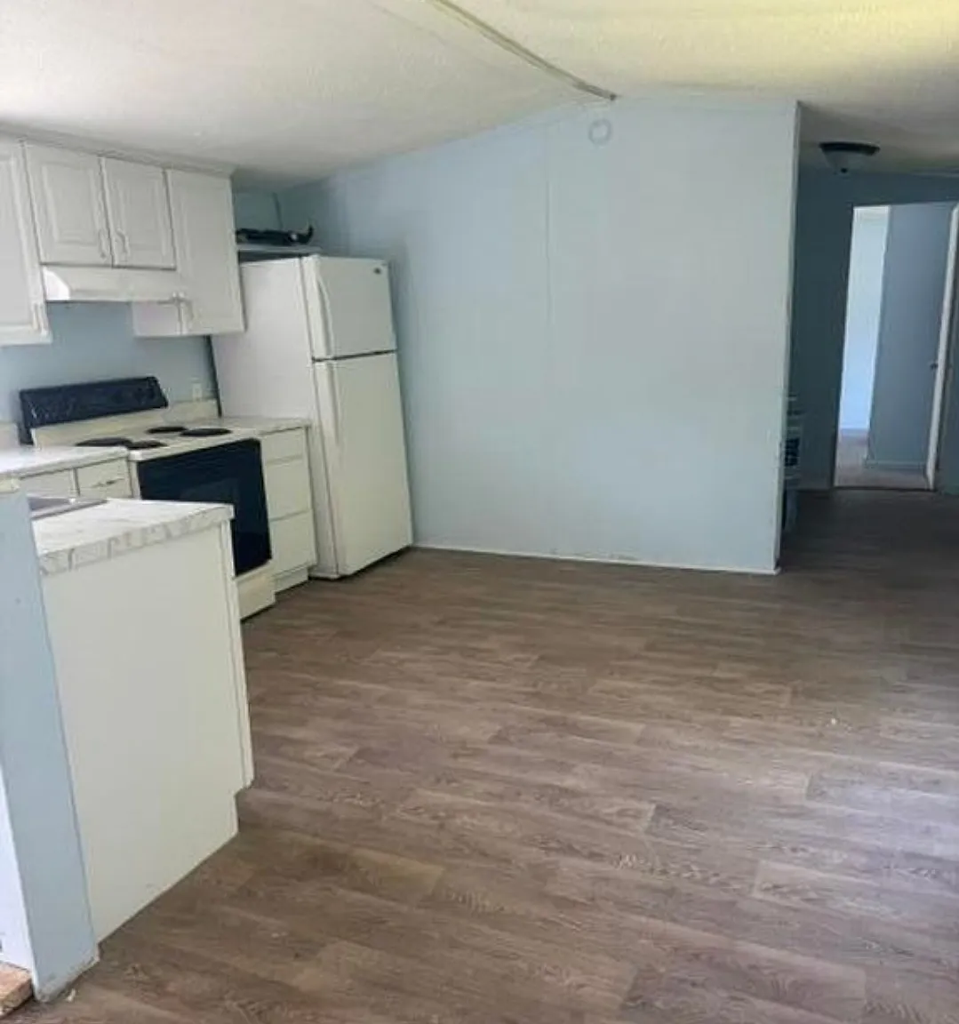 3 bed, 924 sqft, $1,300 — Photo 2