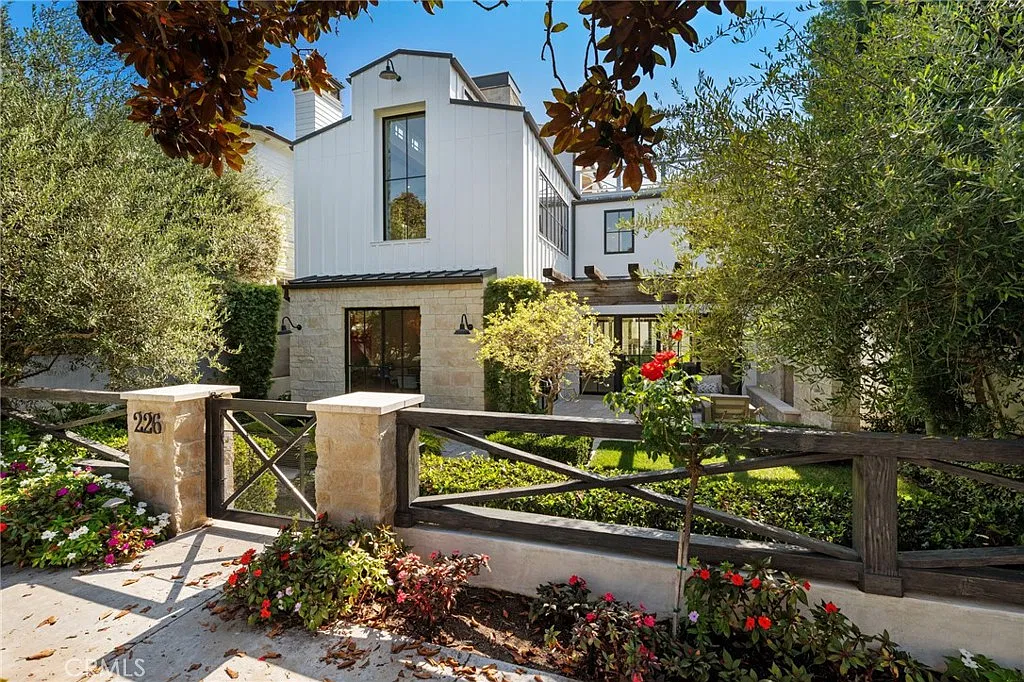 5 bed, 5.5 bath, 4650 sqft, $30,000 — Photo 3