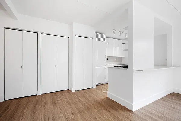 Rented by Greystar | media 6