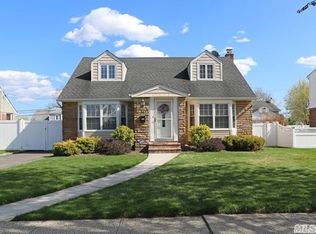 14 Garson Rd, Carle Place, NY 11514