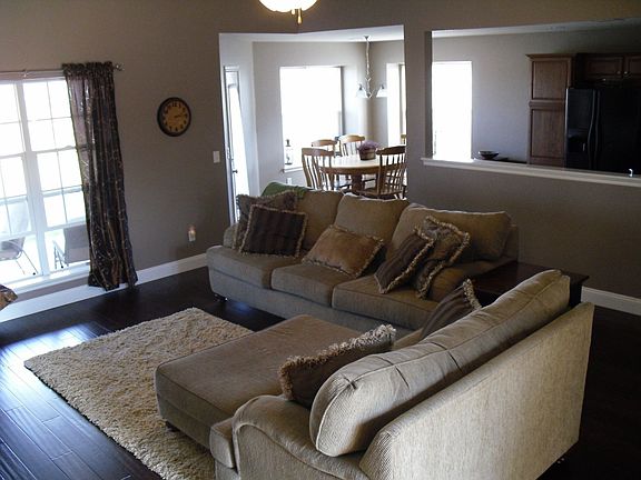 Large spacious living room w/ hardwoods and 10ft ceilings