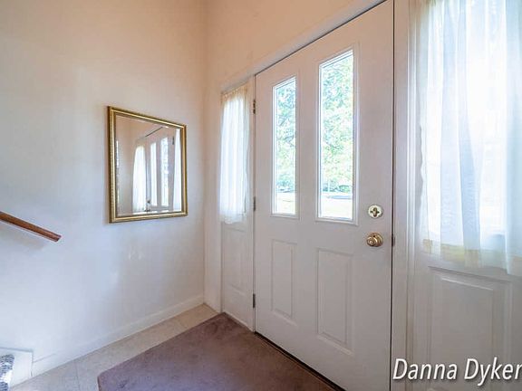3rd image of 8301 Courtland Dr NE