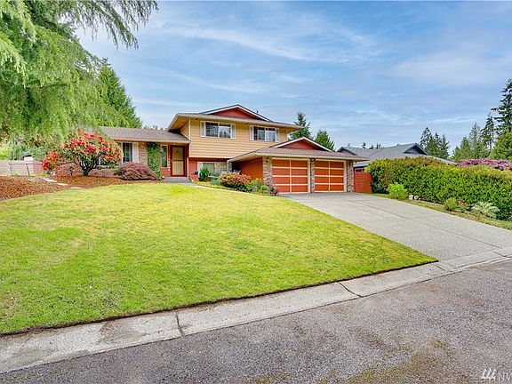 Great street appeal on this cute as a button tri level.