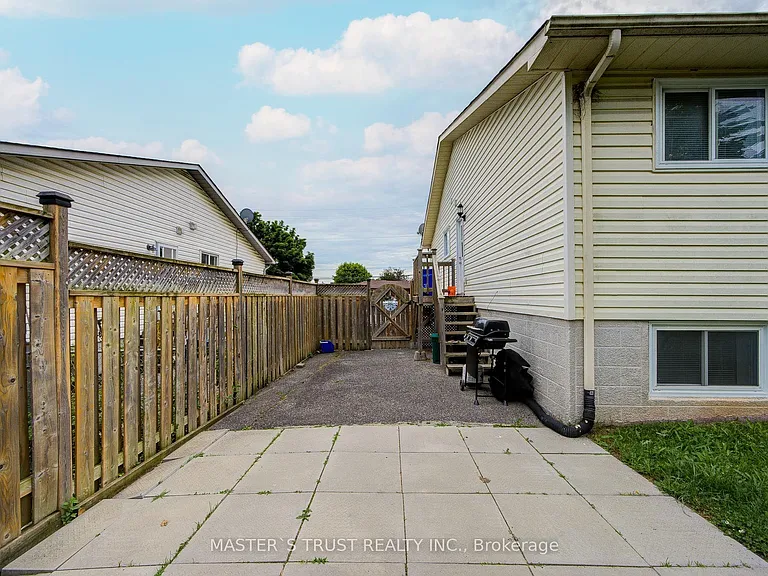 1179 Simcoe St S #2 — Photo 13