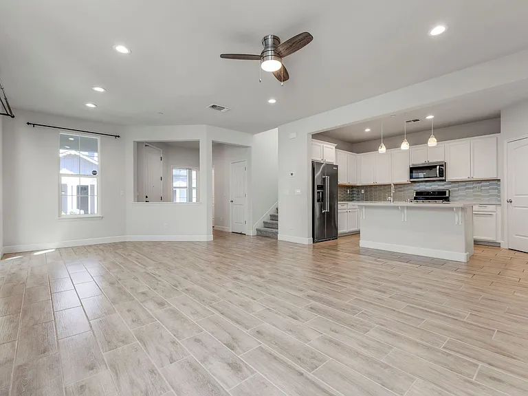 19218 Coliseum Ln — Photo 7